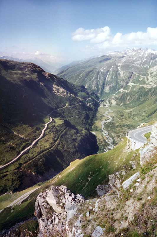 Le
                Furkapass vers l'ouest : la Vallée de Conche