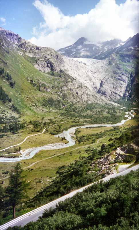 En continuant de descendre le Furkapass, le
                  Glacier du Rhône derrière nous