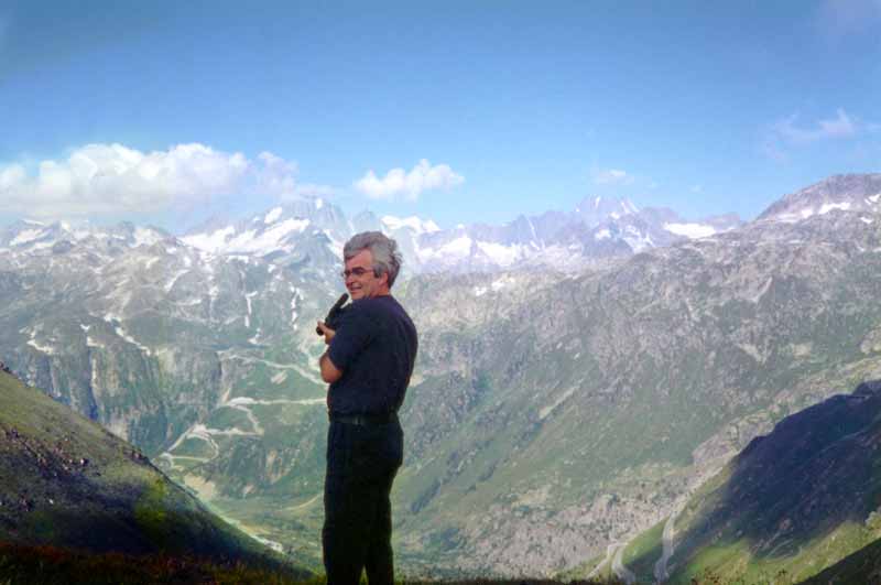 Jean-Paul filme le val de Conches depuis le Furka Pass