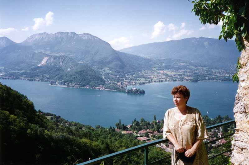Lac d'Annecy : Monique devant L'Ermitage Saint
                    Germain