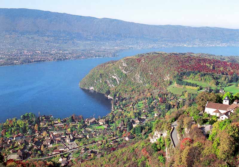 Le Roc de Chère et Talloire au bord du lac d'Annecy
            depuis l'Ermitage Saint Germain