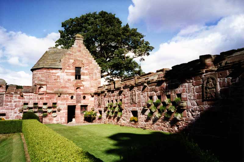 Le
              pavillon d'été d'Edzell depuis le jardin