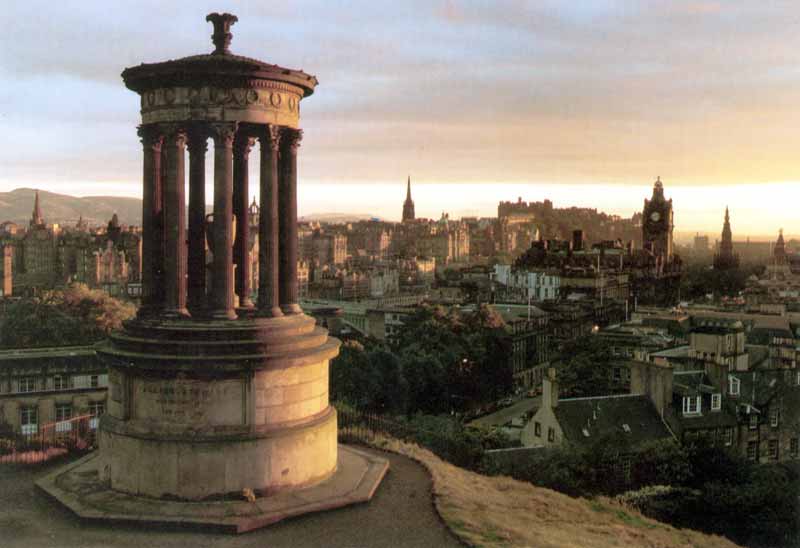 dinburgh : la cité depuis Calton Hill au coucher du
                soleil