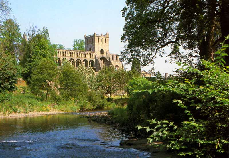 Jedurgh Abbey depuis la rivière