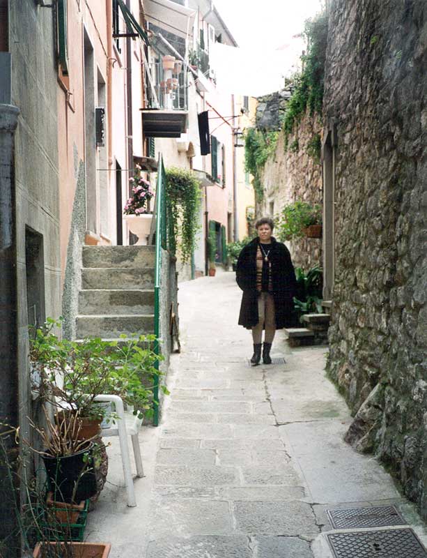 Monique
                      dans les ruelles de Porto Venere