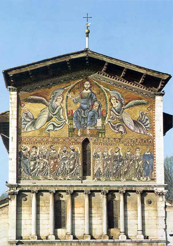 Lucca : façade décorée de mosaïques de San
                      Frediano