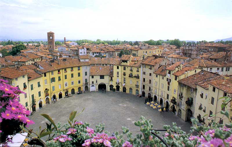 Lucca : place de l'amphithéâtre romain