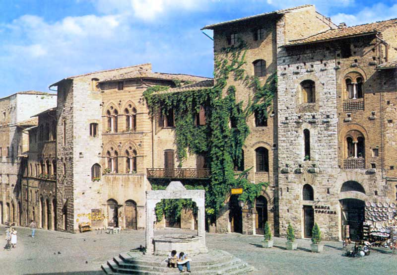 Place de la Citerne entourée de façades du XVI et
                du XVIIème