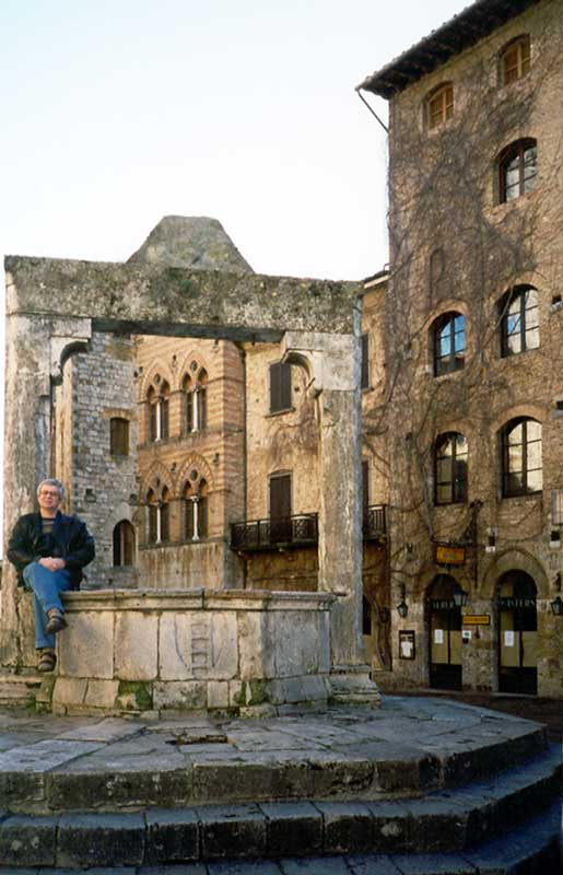 Jean-Paul sur la margelle Place de la Citerne