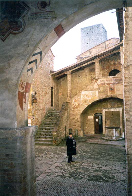 Monique dans la cour du Palais du Podestat
