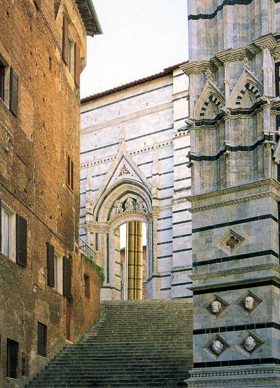 Depuis le baptistère, porte de la nouvelle
                  cathédrale de Sienna
