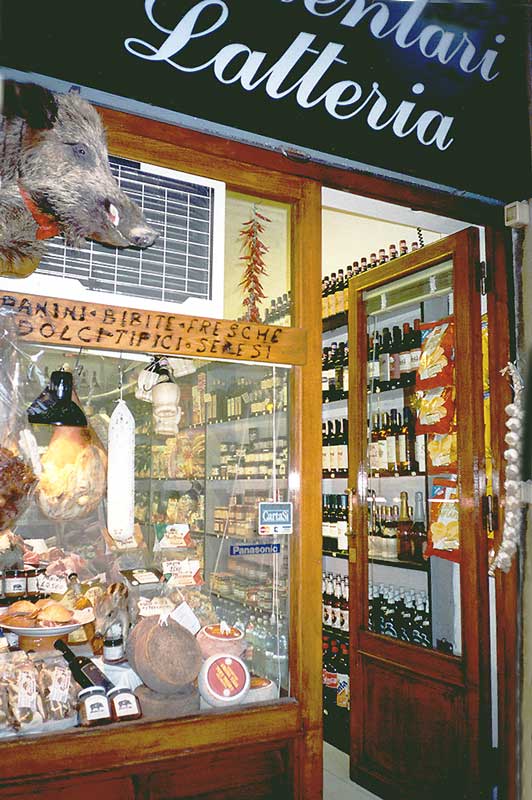 Une
                épicerie bien garnie et ouverte tard le soir...