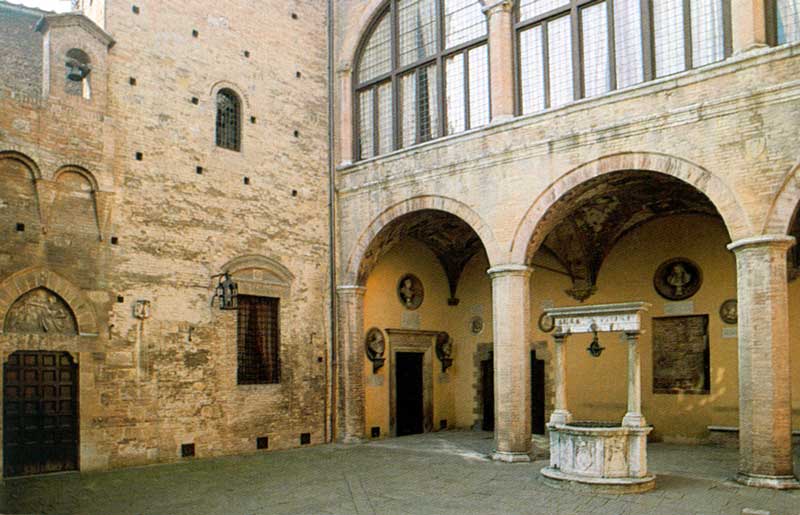 Cour et
                puits du Palazzo Chigi Sarracini à Sienna