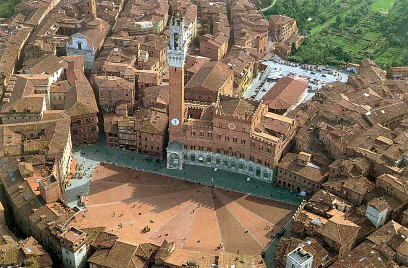 Au coeur de
        Sienna, Piazza del Campo au pied du Palazzo Publico