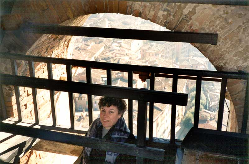 Monique redescend du sommet du campanile du Palazzo
          Publico