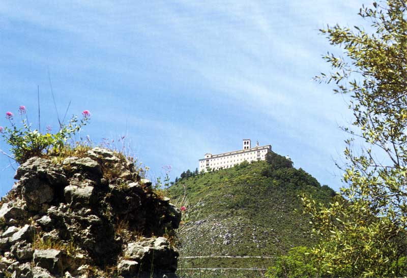 Monastère de Monte-Cassino vu du ciel, sur la
                  colline au-dessus de la ville