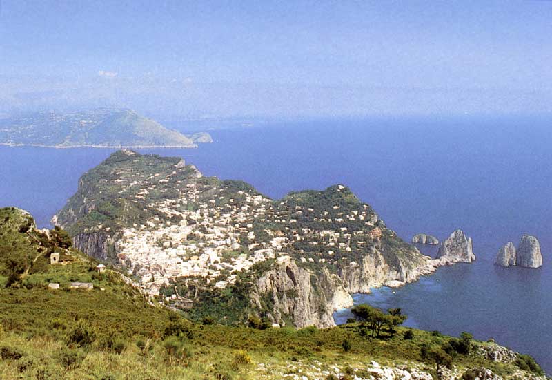 L'ïle, la ville, les Faraglioni et le Punto
                    Sorento depuis Anacapri