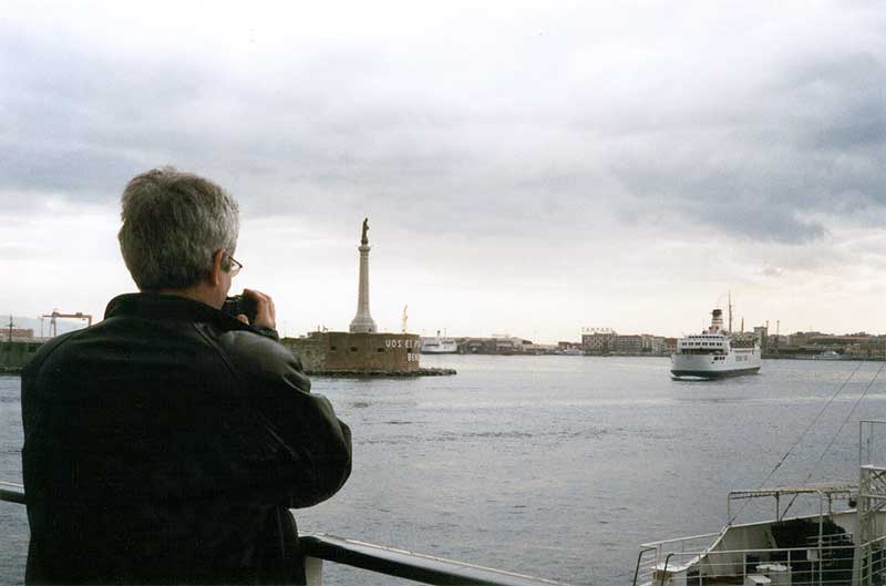 Arrivée
                  au port de Messine