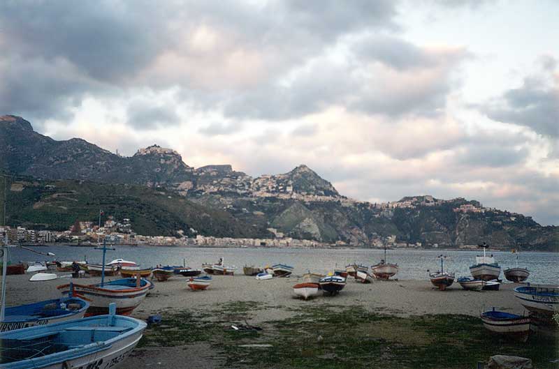 Sur
                  la plage de Naxos, au pied de Taormina
