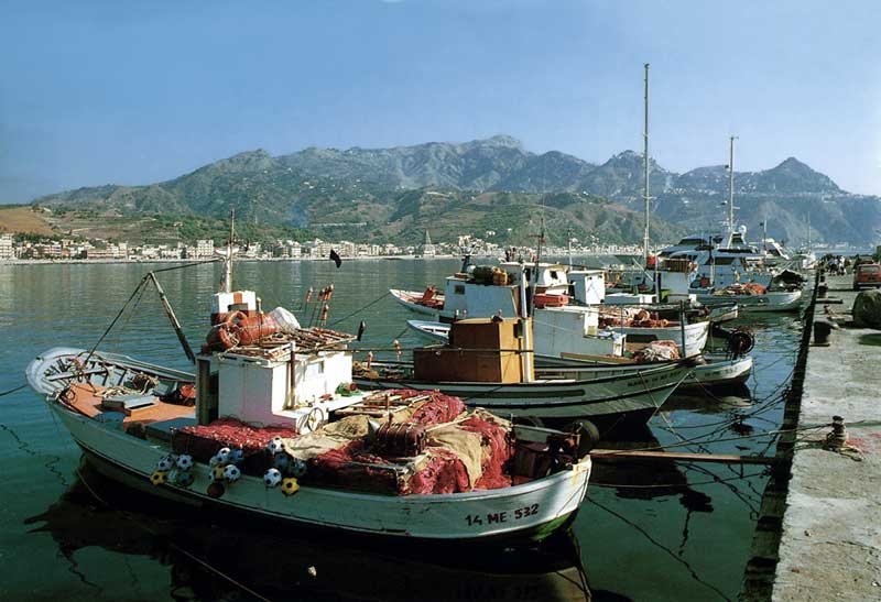 Le quai du port de Naxos