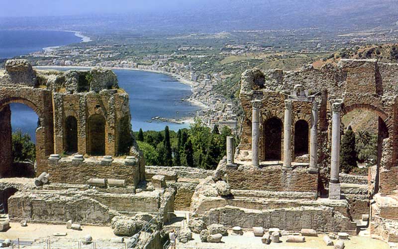 Théâtre
                    de Taormina dominant la plage de Naxos