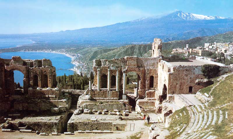 Théâtre grec de
          Taormina, au fond l'Étna