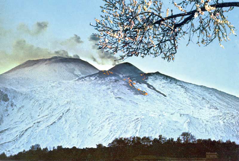 Trainées de lave
            incandescente sur les pentes enneigées de l'Etna