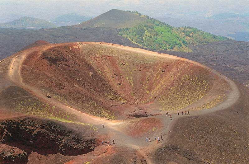 Le cratère
                    de l'Etna en été