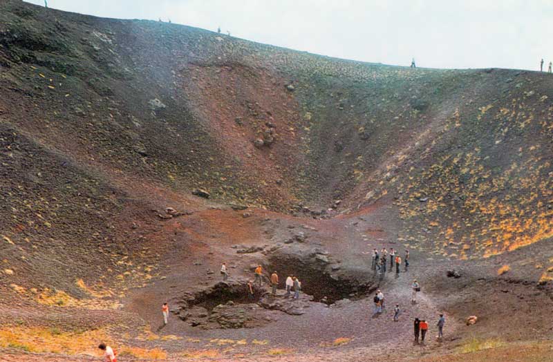 Tout
                      près de l'ouverture de la cheminée de l'Etna
