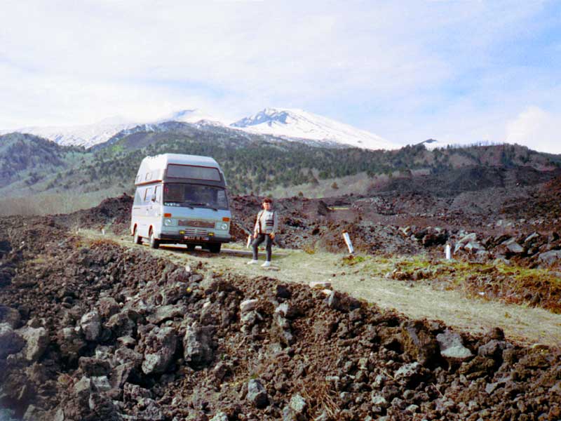 Pique-nique au milieu d'un champ de laves
                        sur l'Etna