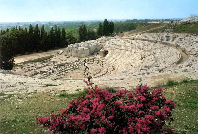 La
                    cavea du grand théâtre grec de Syracuse