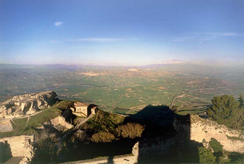 Sur
                    le donjon d'Enna... vue sur la campagne depuis le «
                    Belvédère de la Sicile »