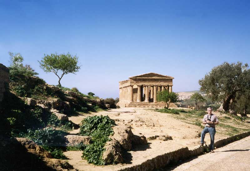 Agrigento : Jean-Paul devant le temple de la
                      Concorde