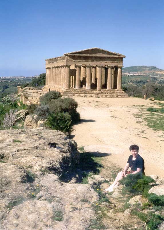 Agrigento : Monique devant le temple de la
                      Concorde