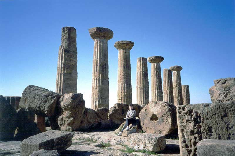 Agrigento : Monique devant les 8 colonnes du
                      temple de Jupiter Olympien qui ont été remontées