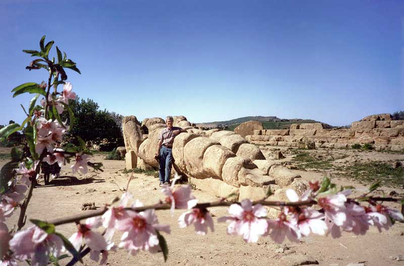 Agrigento : Jean-Paul près du Télamon et des
            soubassements du temple de Jupiter