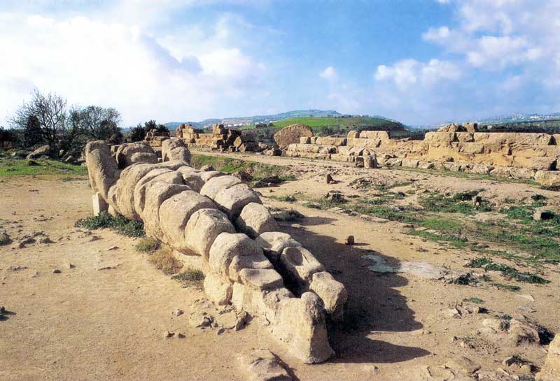 Agrigento : ruines du Télamon et des soubassements du
            temple de Jupiter