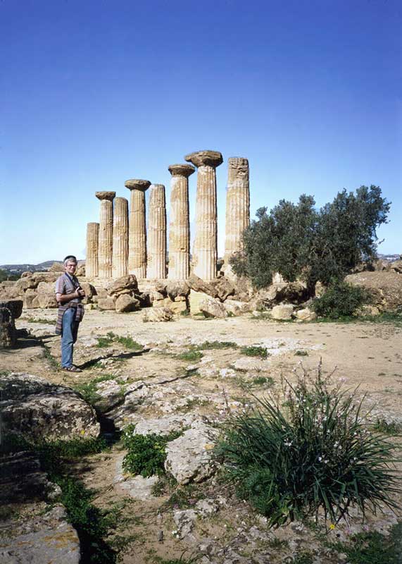 Agrigento : Jean-Paul devant les 8 colonnes
                      du temple de Jupiter Olympien qui ont été
                      remontées