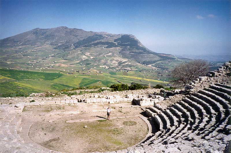 Jean-Paul sur la scène du théâtre en haut de
                      l'Acropole de Segeste
