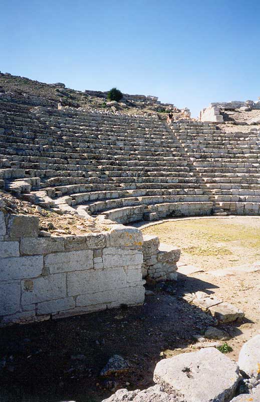 Segeste : gradins, entrée du théâtre et
                      scène