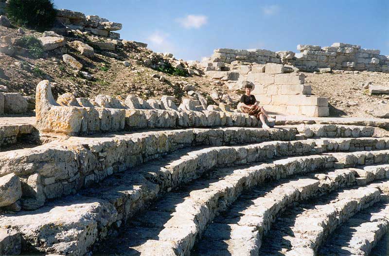 Segeste: Monique sur les gradins du théâtre