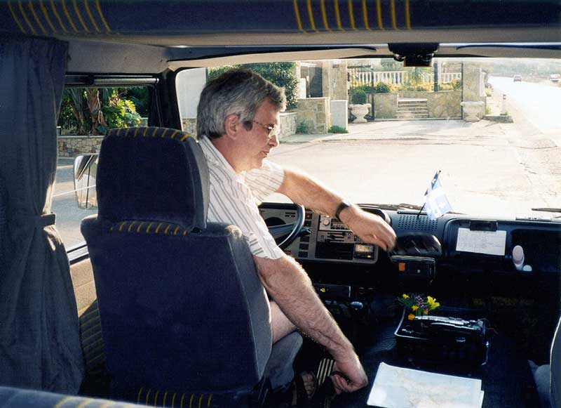 Sur la route de Palerme, le chauffeur attend
                    les instructions de la navigatrice
