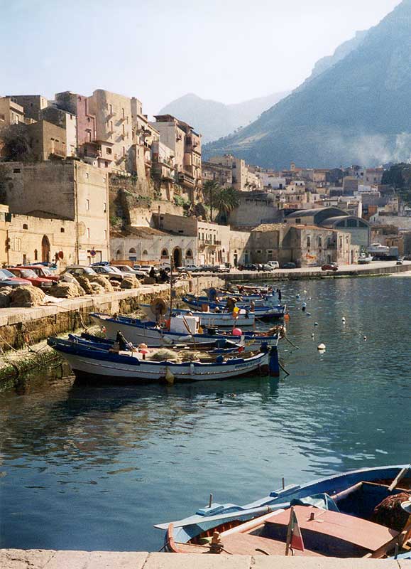 Castelmare di Golfo : déjeuner au soleil sur
                      le quai