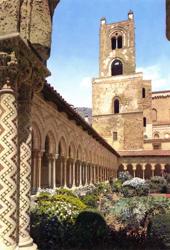 Monreale : cloître et clocher sud de la
                    cathédrale