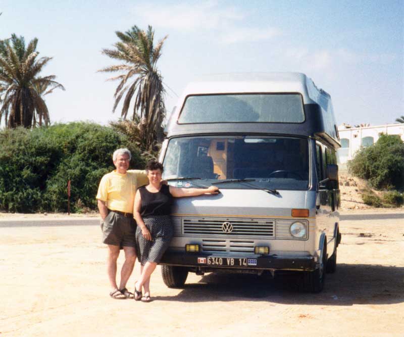 Jean-Paul et Monique devant l'Aigle à Djerba