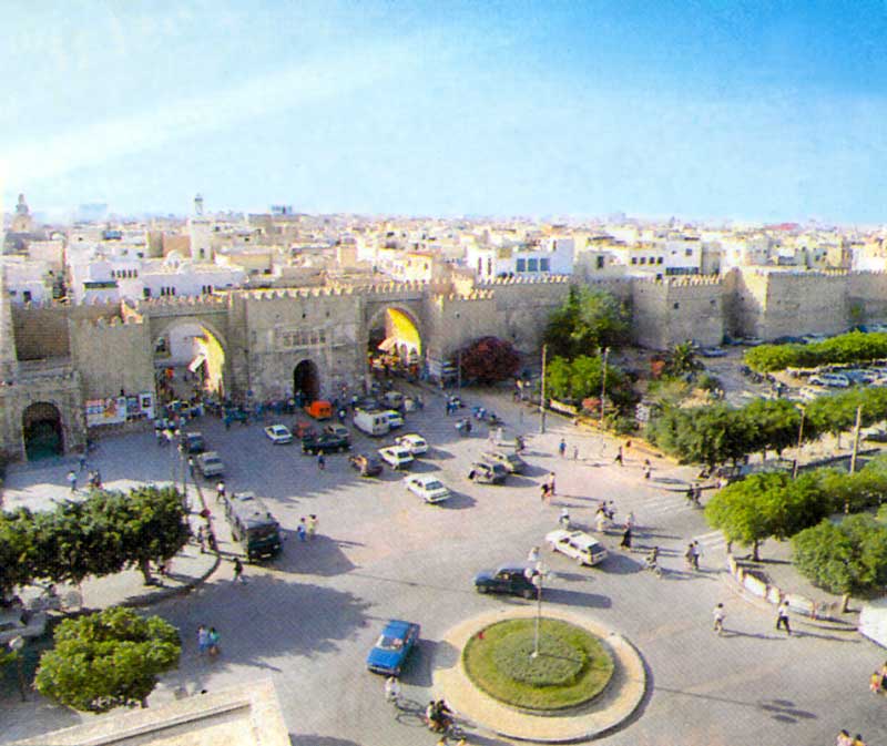 Place devant Bab Diwan