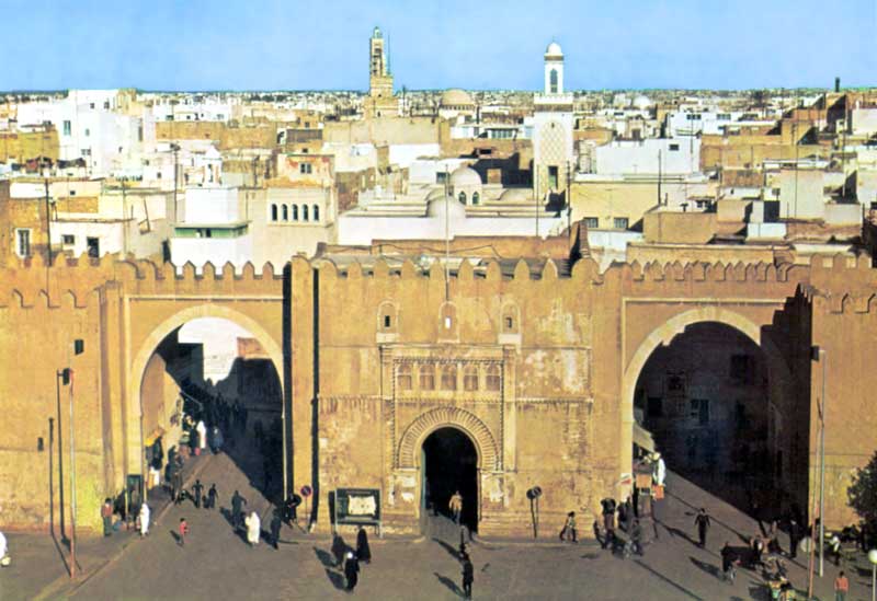 Sfax : la
                  porte Bab Diwan et la médina