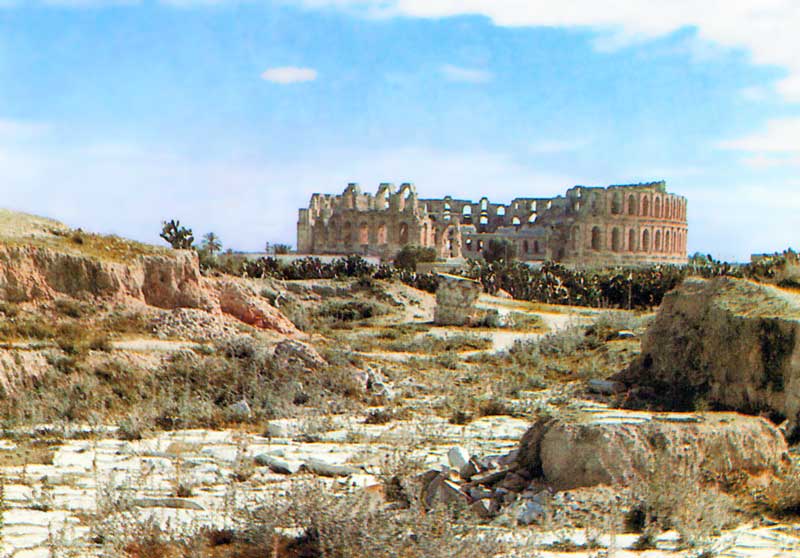 El Djem :
                l'amphithéâtre romain