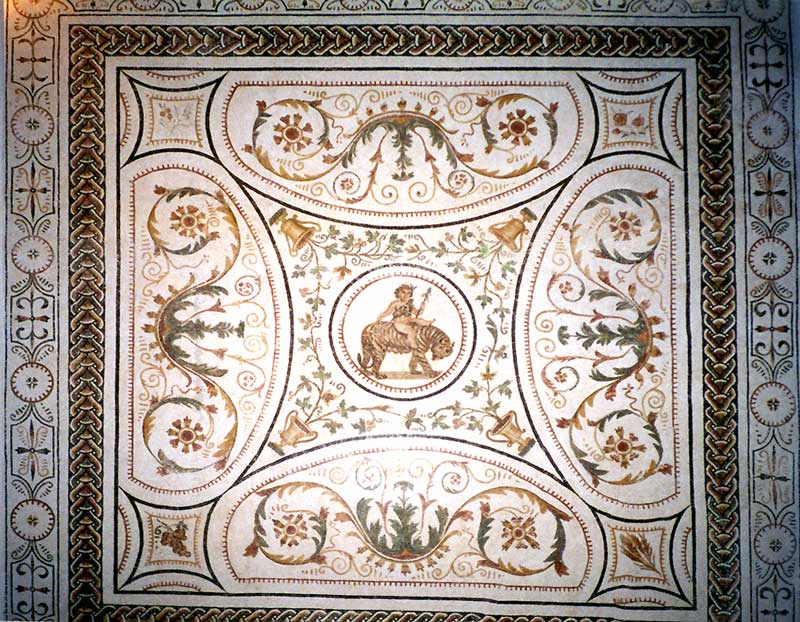 Mosaïque du Musée archéologique d'El Djem :
                  Bachus sur sa lionne