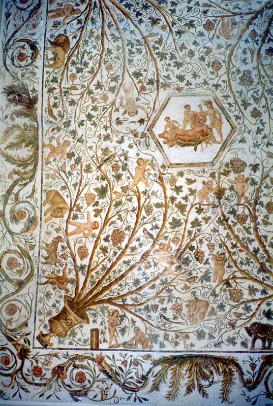 Mosaïque du Musée archéologique d'El Djem :
                  Silène entouré de Bacchantes